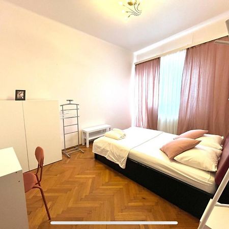 Downtown Unirii Square Private Economy Rooms With Shared Amenities ブカレスト エクステリア 写真