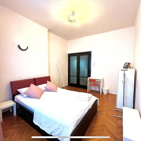 Downtown Unirii Square Private Economy Rooms With Shared Amenities ブカレスト エクステリア 写真