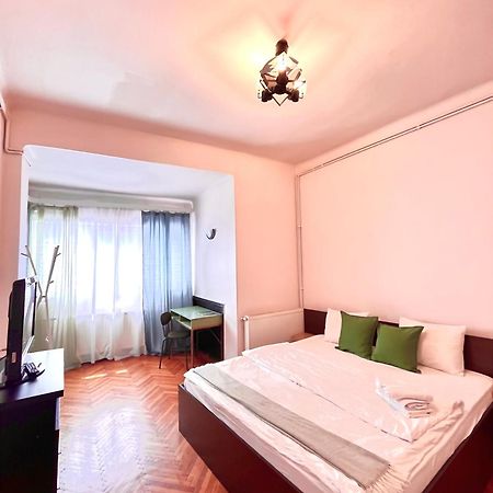 Downtown Unirii Square Private Economy Rooms With Shared Amenities ブカレスト エクステリア 写真