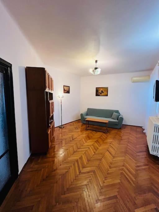 Downtown Unirii Square Private Economy Rooms With Shared Amenities ブカレスト エクステリア 写真