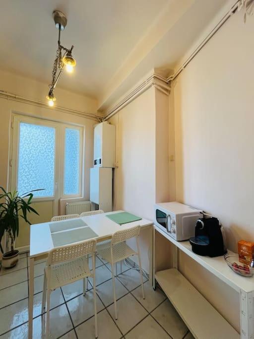 Downtown Unirii Square Private Economy Rooms With Shared Amenities ブカレスト エクステリア 写真