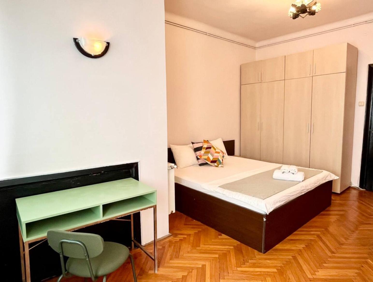 Downtown Unirii Square Private Economy Rooms With Shared Amenities ブカレスト エクステリア 写真