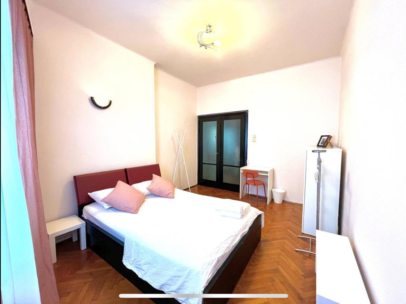 Downtown Unirii Square Private Economy Rooms With Shared Amenities ブカレスト エクステリア 写真
