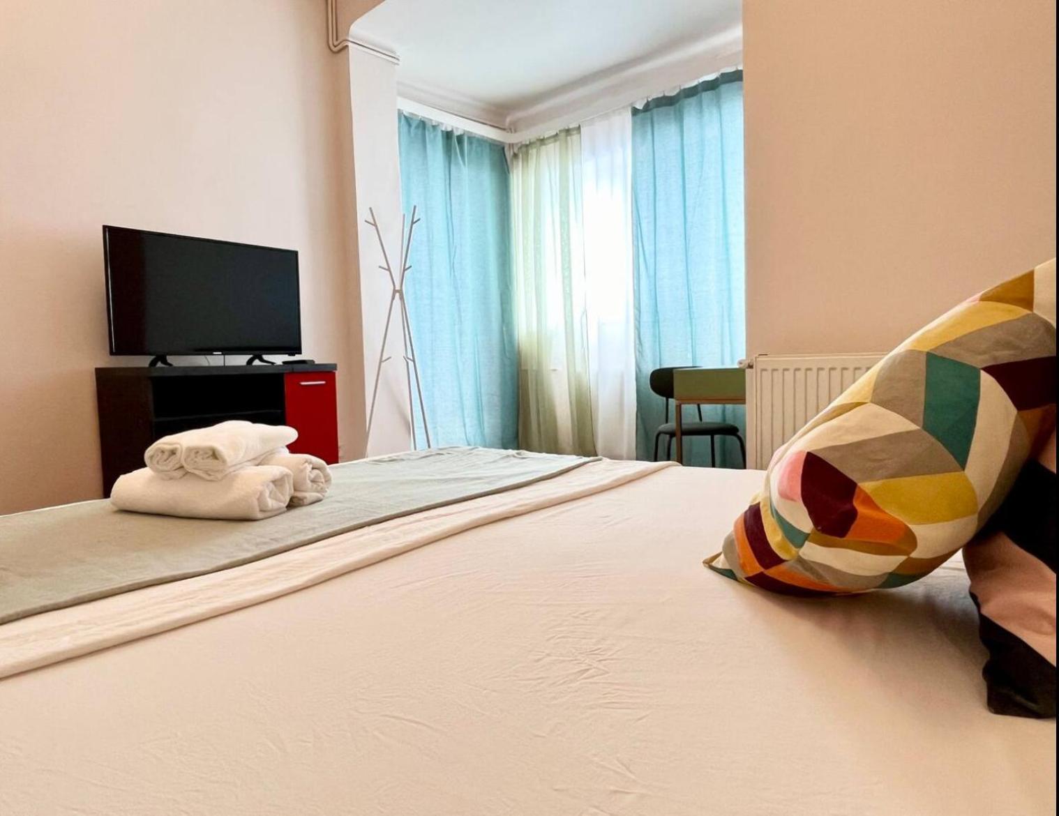Downtown Unirii Square Private Economy Rooms With Shared Amenities ブカレスト エクステリア 写真