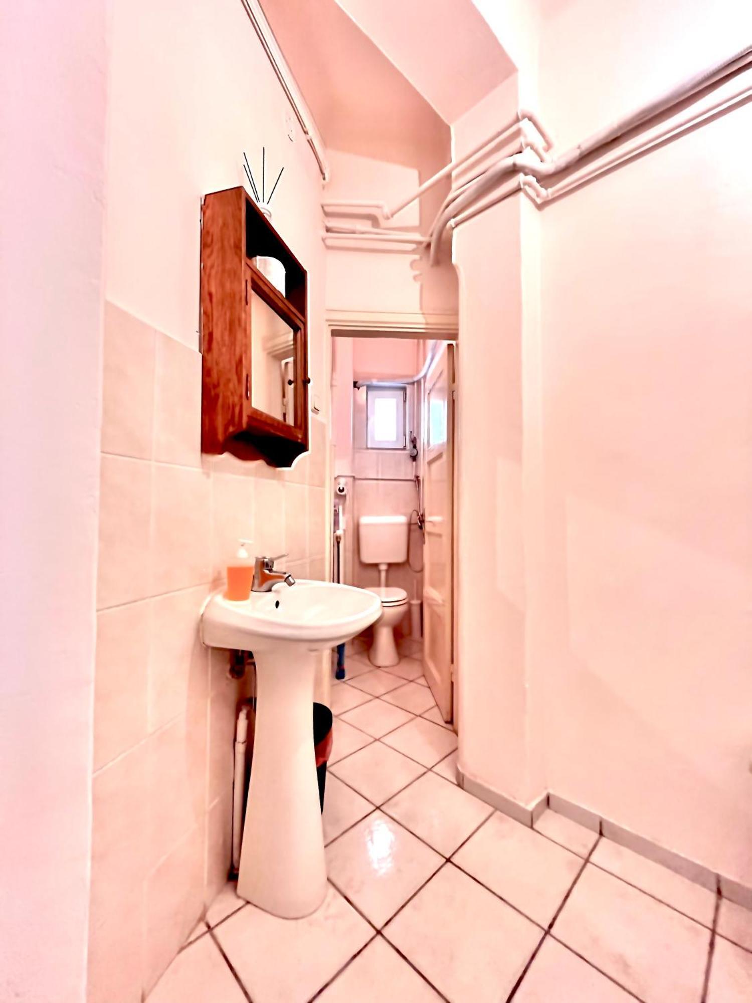 Downtown Unirii Square Private Economy Rooms With Shared Amenities ブカレスト エクステリア 写真