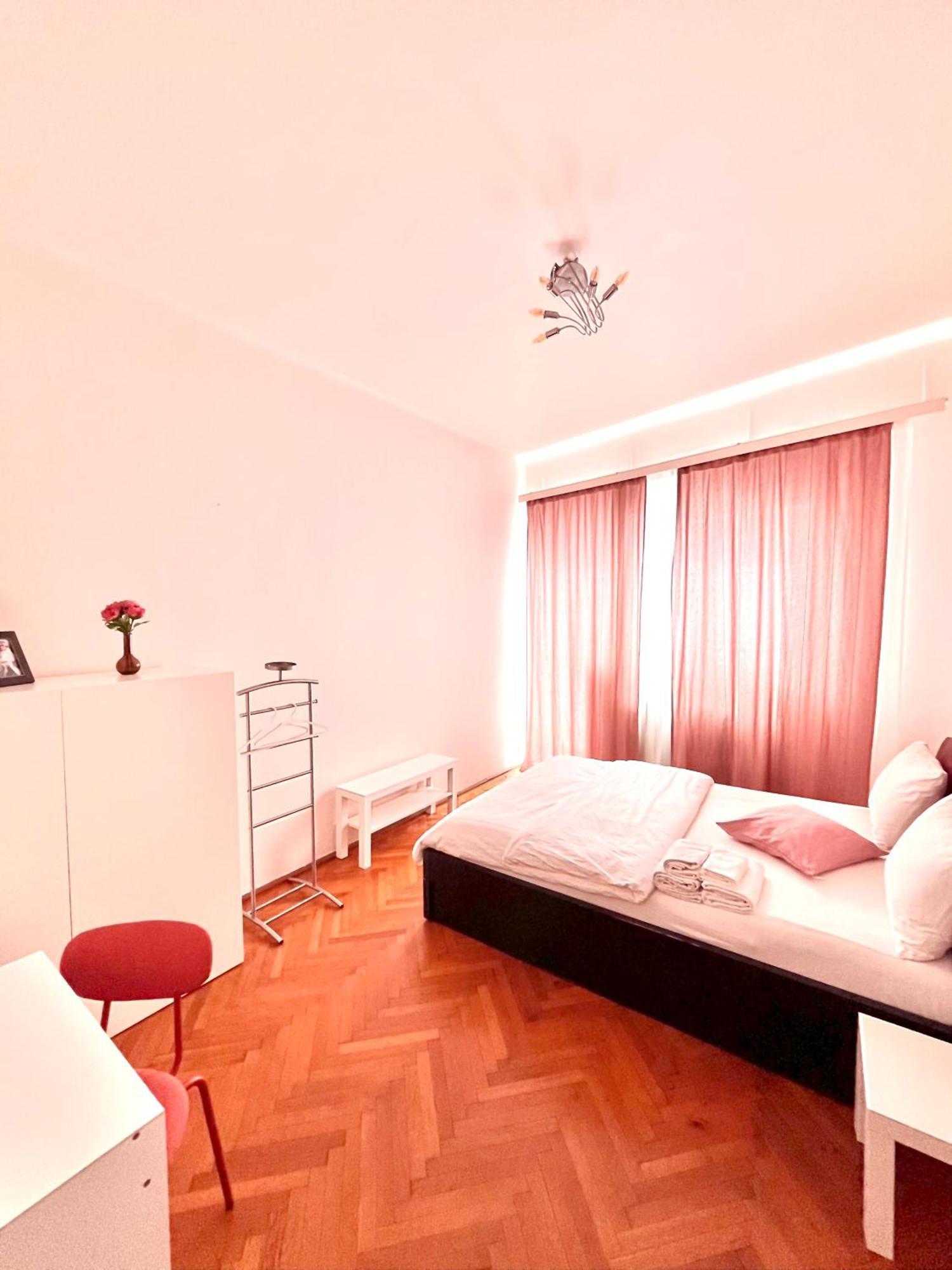 Downtown Unirii Square Private Economy Rooms With Shared Amenities ブカレスト エクステリア 写真