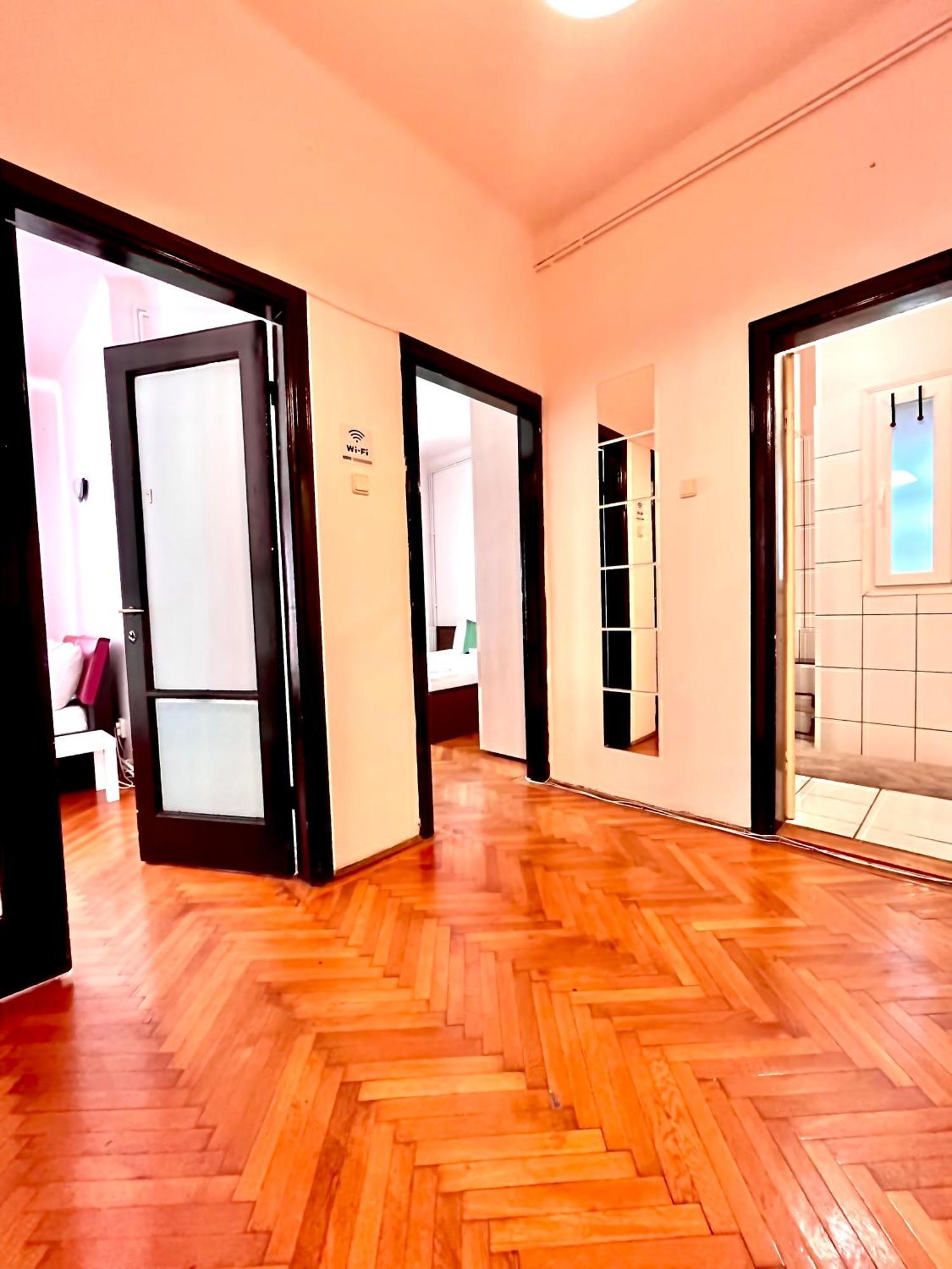 Downtown Unirii Square Private Economy Rooms With Shared Amenities ブカレスト エクステリア 写真