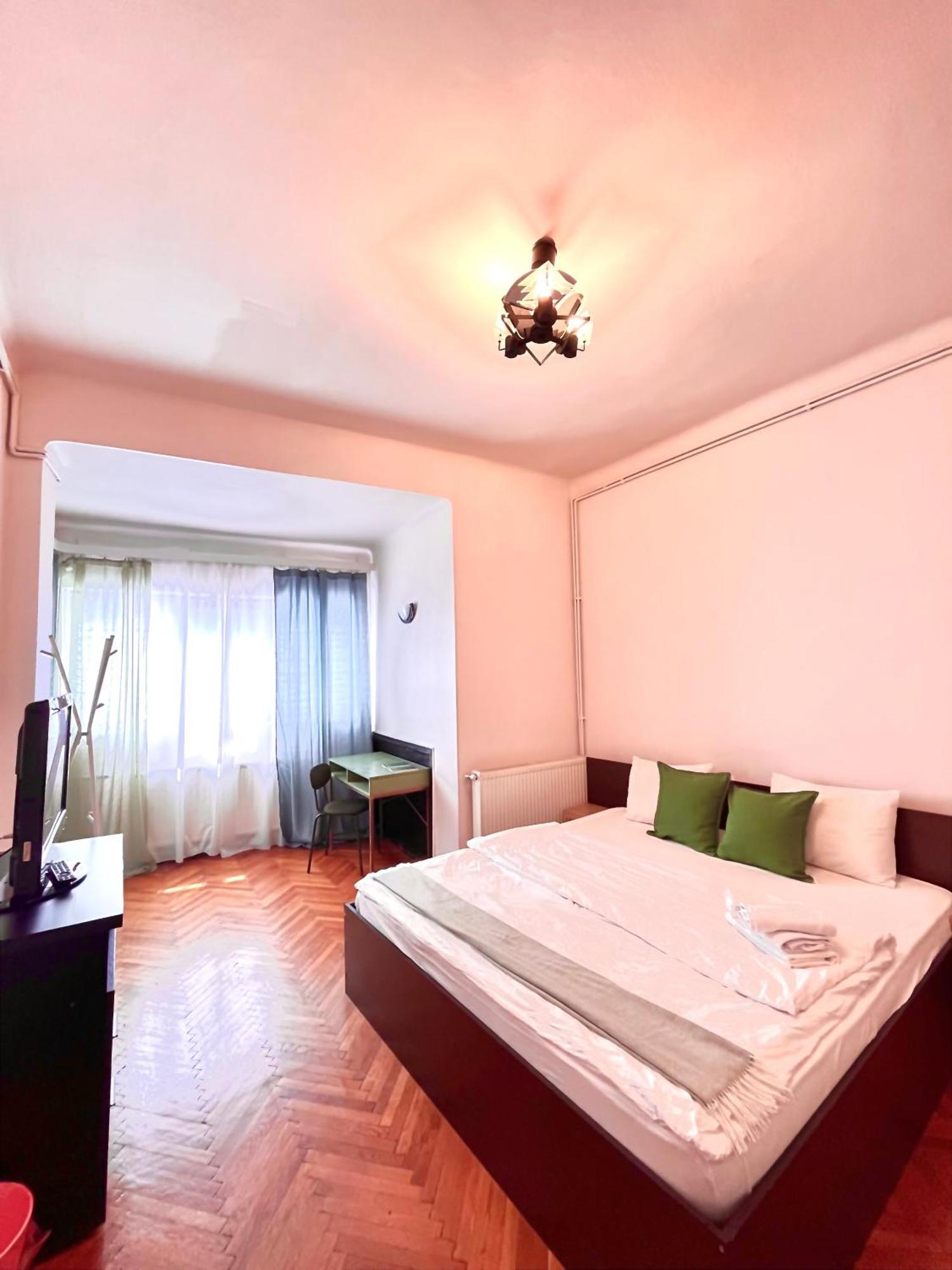 Downtown Unirii Square Private Economy Rooms With Shared Amenities ブカレスト エクステリア 写真
