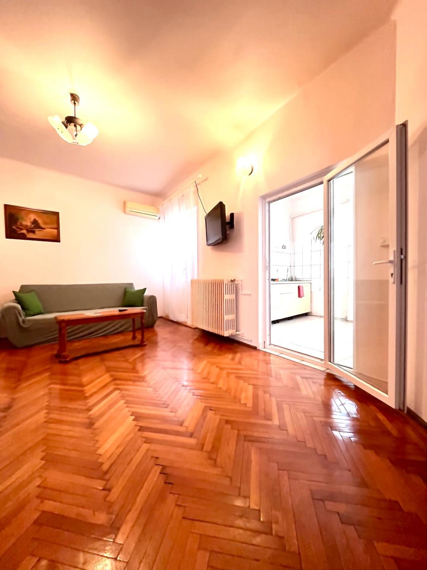 Downtown Unirii Square Private Economy Rooms With Shared Amenities ブカレスト エクステリア 写真